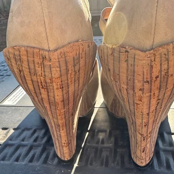 John Fluevog Cream Multi-Buckle Heels Pindowns Farrah - Picture 6 of 7